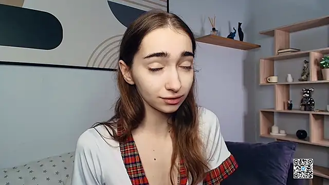 PollyBeev online show from October 5, 2025, 7:32 am