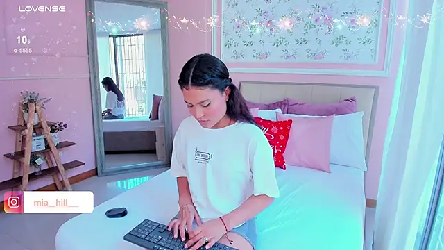 Snapshot of mia_hilll chatting on December 6, 2024, 5:49 pm mia hilll online show from December 6, 2024, 5:49 pm