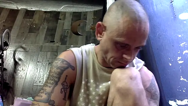 Snapshot of Buffshagswell chatting on October 9, 2025, 12:28 pm Buffshagswell online show from October 9, 2025, 12:28 pm