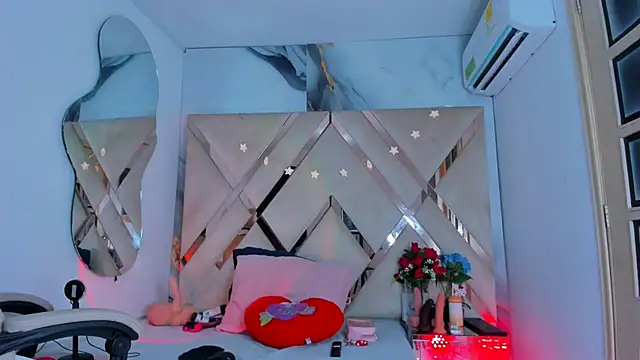 Snapshot of ninaht chatting on September 9, 2025, 9:35 pm ninaht online show from September 9, 2025, 9:35 pm