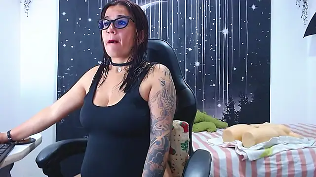 Snapshot of Hikaryfire chatting on July 13, 2026, 1:21 pm Hikaryfire online show from July 13, 2026, 1:21 pm