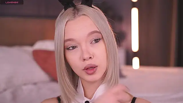  AlinaBailey online show from December 4, 2025, 7:40 am