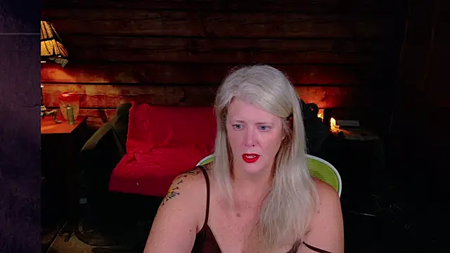 Snapshot of AliceHarlot chatting on October 28, 2025, 3:29 am AliceHarlot online show from October 28, 2025, 3:29 am