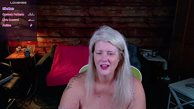 Snapshot of AliceHarlot chatting on October 21, 2025, 3:17 am AliceHarlot online show from October 21, 2025, 3:17 am