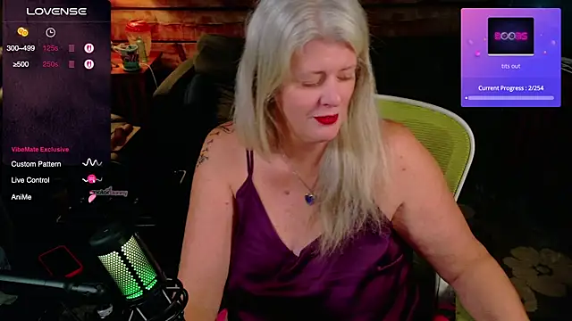 Snapshot of AliceHarlot chatting on October 8, 2025, 3:30 am AliceHarlot online show from October 8, 2025, 3:30 am