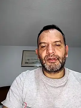 Snapshot of RogueTraveler chatting on September 28, 2025, 3:13 am RogueTraveler online show from September 28, 2025, 3:13 am