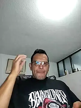 Snapshot of RogueTraveler chatting on October 15, 2025, 3:16 am RogueTraveler online show from October 15, 2025, 3:16 am