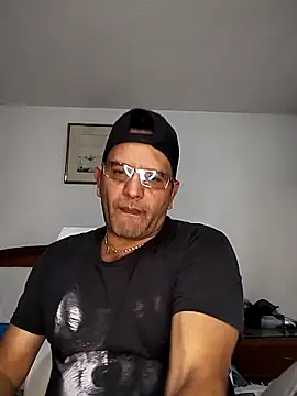 Snapshot of RogueTraveler chatting on October 21, 2025, 4:01 am RogueTraveler online show from October 21, 2025, 4:01 am