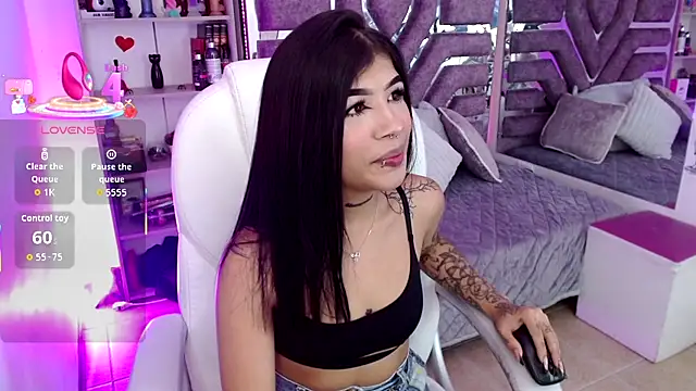 AliceWalker 11 online show from November 9, 2025, 8:24 pm