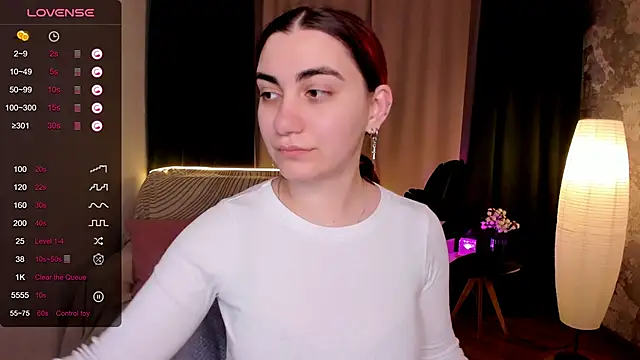 hannacheekss  online show from September 18, 2025, 2:03 am