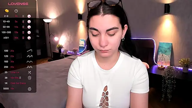 hannacheekss  online show from February 5, 2025, 2:08 am