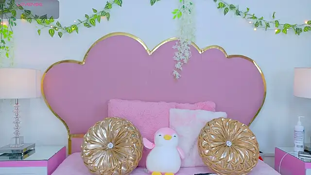 NahiaraReina online show from October 27, 2025, 1:01 pm