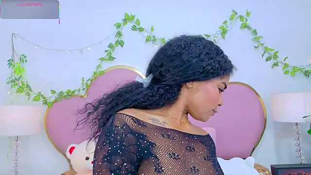 NahiaraReina online show from November 22, 2025, 1:43 pm