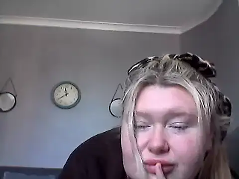 lilah-xo online show from March 6, 2025, 10:41 am