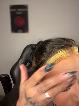 Snapshot of AnnikaMerliahh_ chatting on October 31, 2025, 4:09 am AnnikaMerliahh online show from October 31, 2025, 4:09 am