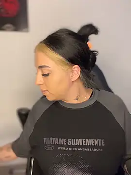 Snapshot of AnnikaMerliahh_ chatting on October 31, 2025, 9:22 pm AnnikaMerliahh online show from October 31, 2025, 9:22 pm