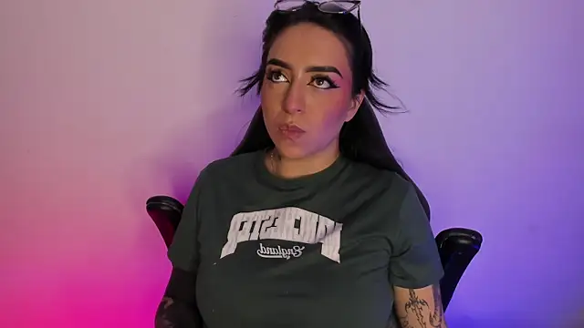 Snapshot of AnnikaMerliahh_ chatting on October 12, 2025, 12:34 am AnnikaMerliahh online show from October 12, 2025, 12:34 am