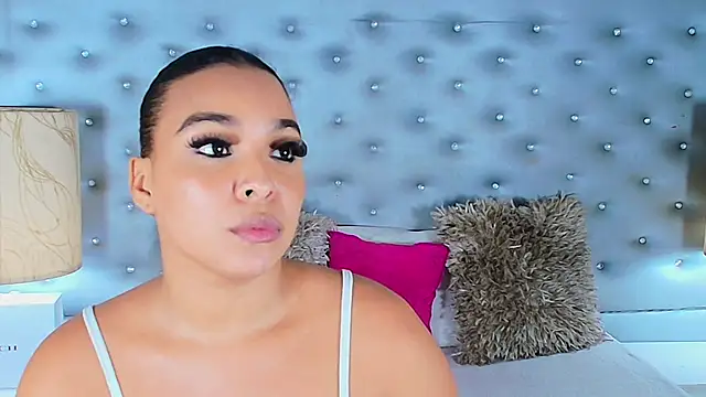 Snapshot of EileenBenzon chatting on March 21, 2025, 3:22 am EileenBenzon online show from March 21, 2025, 3:22 am