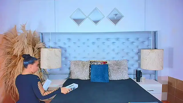 Snapshot of EileenBenzon chatting on October 28, 2025, 4:13 am EileenBenzon online show from October 28, 2025, 4:13 am