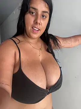 Snapshot of andreinabigtits chatting on March 7, 2025, 7:05 pm andreinabigtits online show from March 7, 2025, 7:05 pm