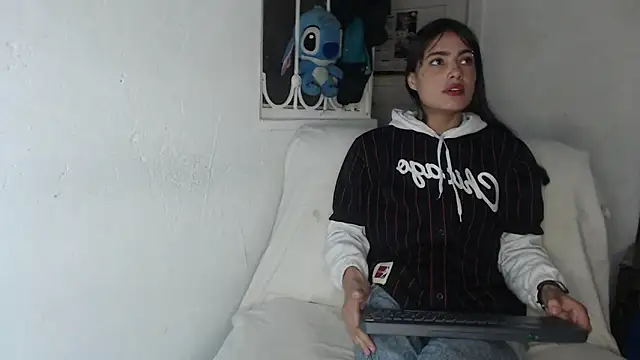 skinny sweet2411 online show from October 13, 2025, 9:27 pm