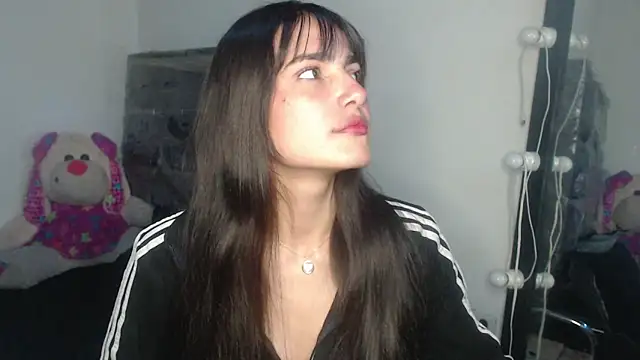 skinny sweet2411 online show from April 3, 2026, 3:35 am