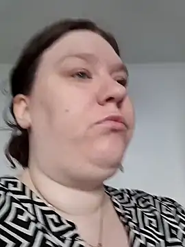 Snapshot of CurvyMilf1992 chatting on October 15, 2025, 7:05 am CurvyMilf1992 online show from October 15, 2025, 7:05 am