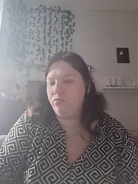 Snapshot of CurvyMilf1992 chatting on October 17, 2025, 6:28 am CurvyMilf1992 online show from October 17, 2025, 6:28 am