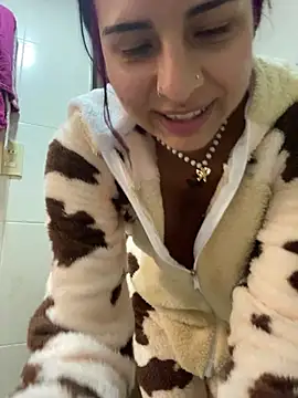 Hilary pinkk online show from February 9, 2025, 9:39 pm