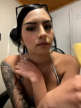 Snapshot of Hilary_pinkk chatting on October 16, 2025, 1:14 am Hilary pinkk online show from October 16, 2025, 1:14 am