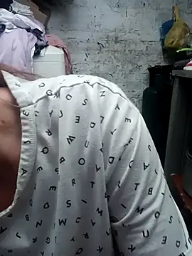 Snapshot of EvelyneClark chatting on February 5, 2025, 8:46 pm EvelyneClark online show from February 5, 2025, 8:46 pm