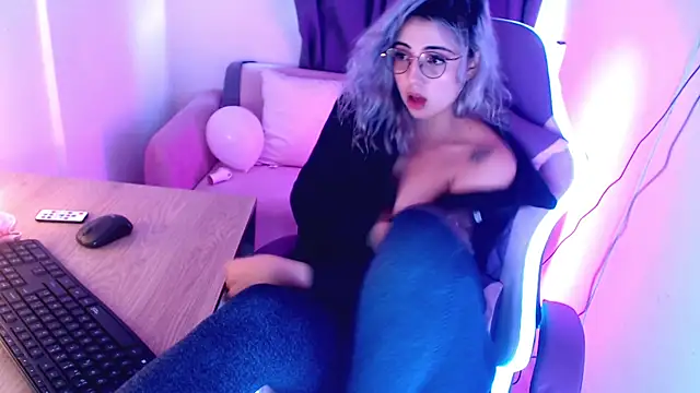 Snapshot of Thea_Aphros_ chatting on January 17, 2026, 8:56 pm Thea Aphros online show from January 17, 2026, 8:56 pm