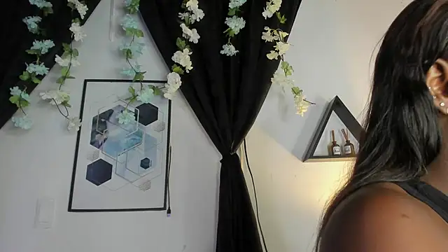 Khenta Michells online show from May 15, 2026, 10:46 am