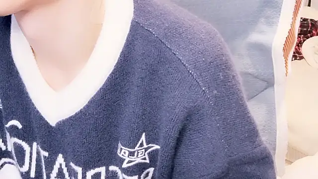 Im IVE LOVE online show from December 17, 2025, 6:29 am