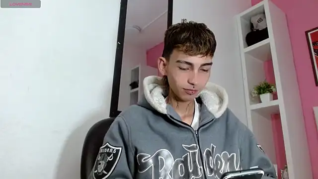 Snapshot of ttimy_x_boy chatting on September 17, 2025, 1:24 pm ttimy x boy online show from September 17, 2025, 1:24 pm