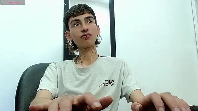 Snapshot of ttimy_x_boy chatting on October 7, 2025, 4:24 am ttimy x boy online show from October 7, 2025, 4:24 am