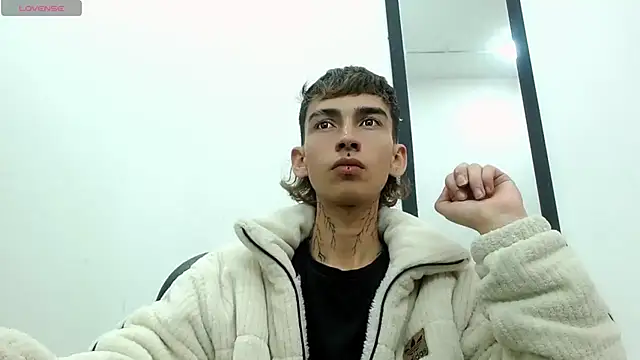 Snapshot of ttimy_x_boy chatting on September 13, 2025, 10:21 pm ttimy x boy online show from September 13, 2025, 10:21 pm