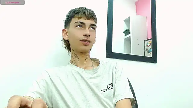 Snapshot of ttimy_x_boy chatting on September 12, 2025, 4:01 am ttimy x boy online show from September 12, 2025, 4:01 am