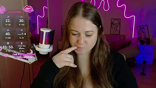 LizzyShine online show from November 9, 2025, 6:45 pm