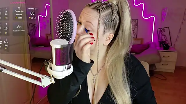 LizzyShine online show from November 21, 2025, 5:01 pm