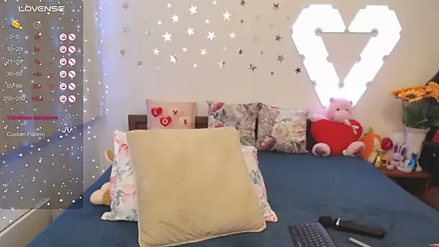 Snapshot of _Loves_ chatting on December 19, 2024, 9:38 pm Loves online show from December 19, 2024, 9:38 pm