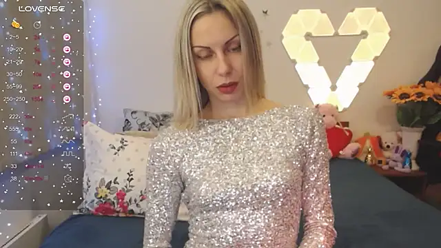 Snapshot of _Loves_ chatting on December 7, 2024, 10:34 pm Loves online show from December 7, 2024, 10:34 pm