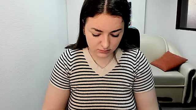 Snapshot of Helen_Elliot chatting on January 21, 2025, 6:54 am Helen Elliot online show from January 21, 2025, 6:54 am