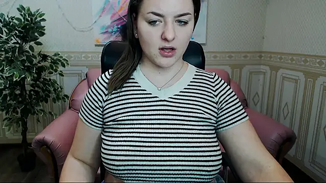Snapshot of Helen_Elliot chatting on February 5, 2025, 10:08 am Helen Elliot online show from February 5, 2025, 10:08 am