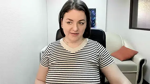 Snapshot of Helen_Elliot chatting on January 21, 2025, 9:57 am Helen Elliot online show from January 21, 2025, 9:57 am