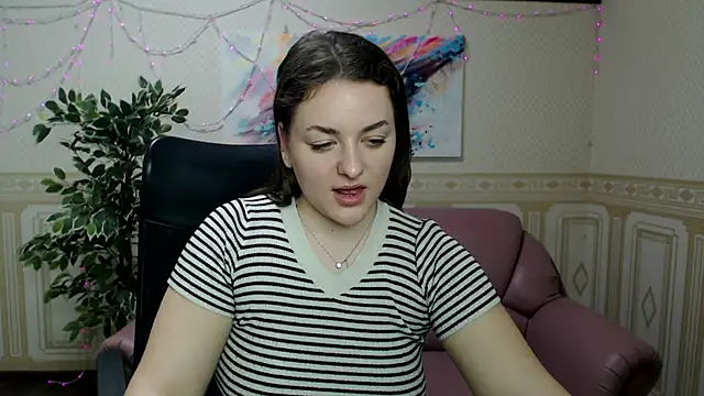 Snapshot of Helen_Elliot chatting on January 25, 2025, 10:08 am Helen Elliot online show from January 25, 2025, 10:08 am