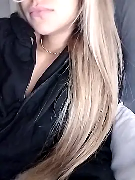 fofinhaa12 online show from November 15, 2025, 8:35 pm