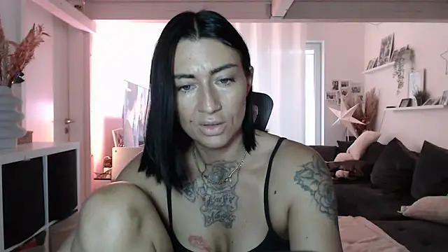 IntiMia online show from December 15, 2025, 8:09 am