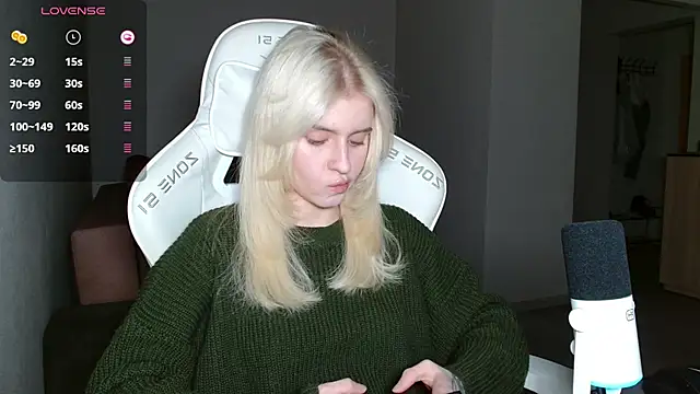 Snapshot of LizaKisses chatting on October 4, 2025, 3:57 pm LizaKisses online show from October 4, 2025, 3:57 pm