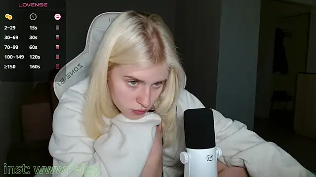 Snapshot of LizaKisses chatting on October 9, 2025, 9:21 am LizaKisses online show from October 9, 2025, 9:21 am